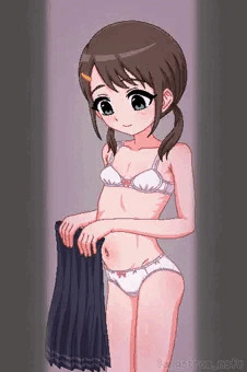 着替えを覗かれる胡桃ちゃん