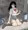 廃線バス停留所の女
