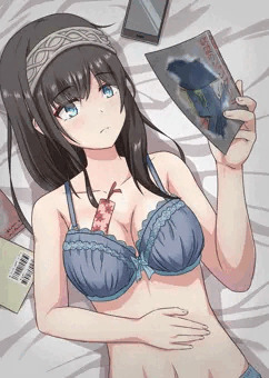 だらしない恰好で読書する文香
