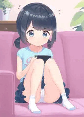 ゲームに夢中でぱんつ全開になってる子