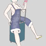 キャリーバッグに載ったはだかオーバーオールの女の子
