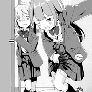 トイレまでたどり着いたけど脱ぐ間も無くもらしちゃうJK