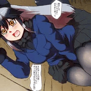 使用中のトイレの前でしゃがんで我慢してるギンギツネ