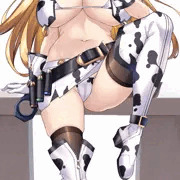 金髪ポニーテールの牛柄ビキニ