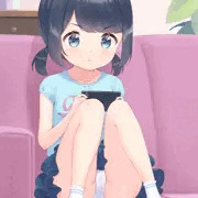 ゲームに夢中でぱんつ全開になってる子