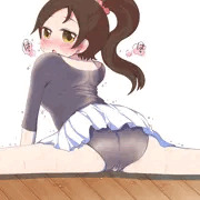 レッスン前に念入りに体をほぐしているだけのアイドル