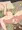 声を抑えて