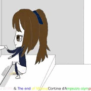 カフェもあるホテル周辺の公衆トイレで小便する大学生