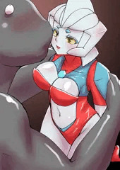 ゴドラと見つめ合い、キスをするラスティ・コメット