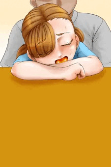 机の下で