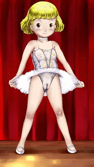 学校でスケスケのチュチュを着てバレエを披露する少女