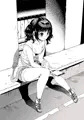 座り少女