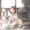 犬のモノマネをするおねえちゃん