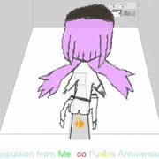 イベントが行われている緑地で小便するスケートボード少女
