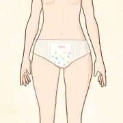 頼んだらおむつをはいてくれる女の子