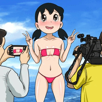 しずかちゃんが海で水着でダブルピースしている所を撮影される健全絵