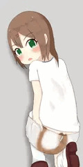 うんちでおむつがずれたのを直す娘