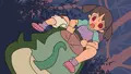森の妖怪ラブジュースポッドと戯れる子ちゃん