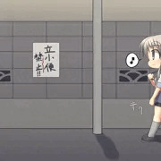 立小便禁止の張り紙のある路地で