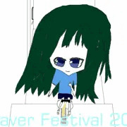 サイクリング中歩いている歩行者専用道にある芝生のトイレの1ブースで小便する旅館娘