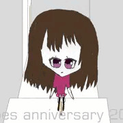 歩き易い靴で移動中、小便をしている少女