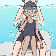 水の中で肩を押さえられてる娘