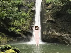 お尻を振りながら滝の水を浴びるしずかちゃん(笑)