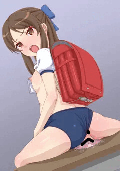 ありすちゃんが机の上で