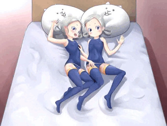 ベッドのシシル＆コマリ