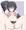 睨んでくる