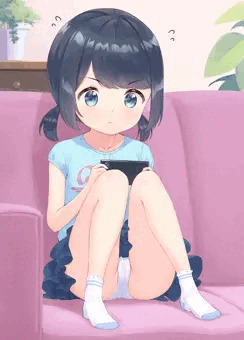 ゲームに夢中でぱんつ全開になってる子